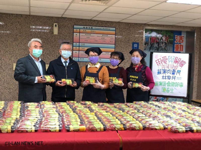 宜蘭人好窩心贈送肉羹水果為第一線防疫人員加油打氣