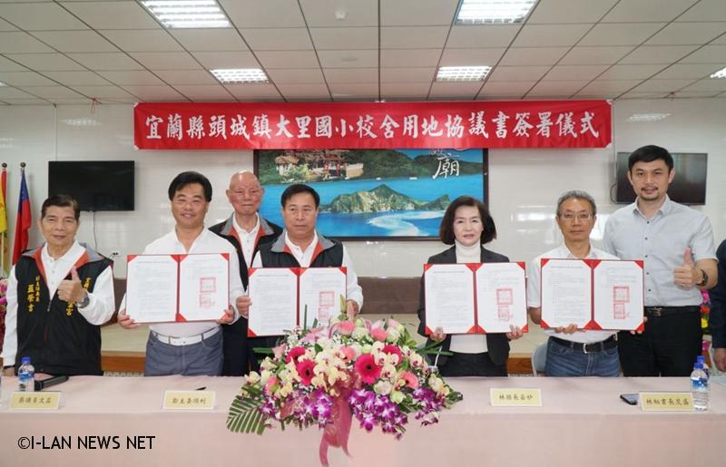 草嶺慶雲宮感念大里石城子弟需長途跋涉至大溪求學,於是無償提供舊廟地給學校使用,並透過台灣基督教福利會美援新建校舍。