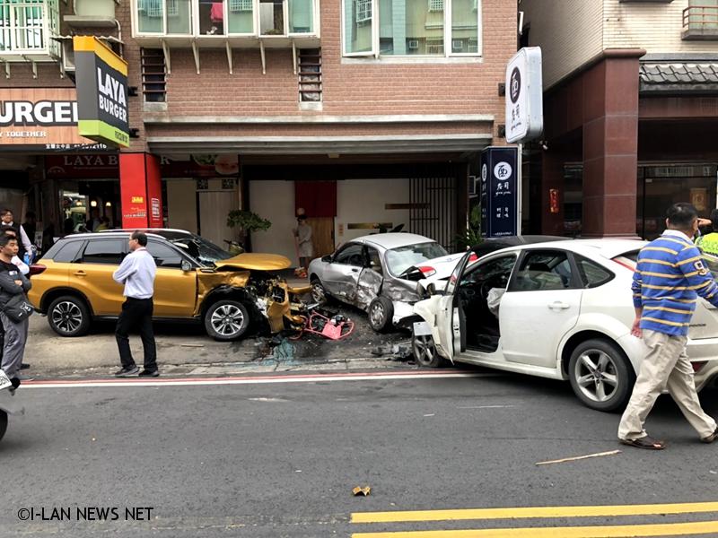 宜蘭市車禍一車撞4汽車2機車4人輕傷