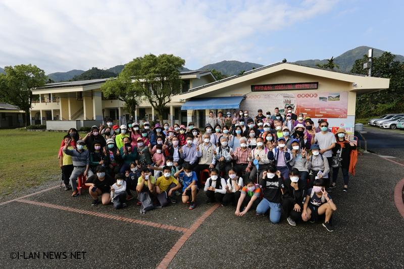 去年和永樂國小合作開發「永樂泥猴」植栽盆,今年再完成九石猴「就是好奇蹟」裝置藝術,為地方教育奉獻一份心力。