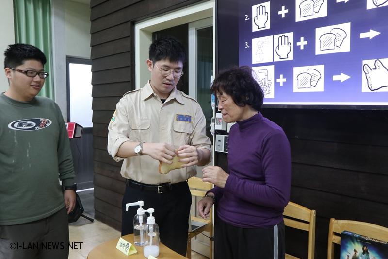 宜蘭教養院住民實際透過吐司實驗了解勤洗手的重要。