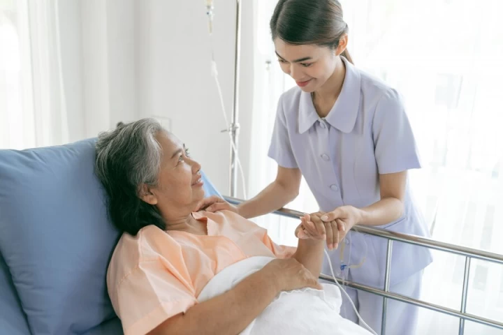 Dengan home care service, perawatan medis menjadi sangat mudah untuk didapatkan. Yuk, kenali lebih jauh layanan perawatan medis ini di sini!