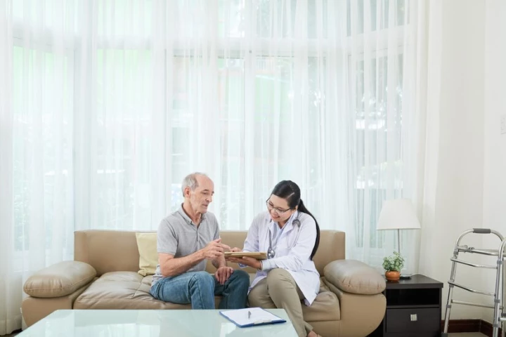 Apakah Anda membutuhkan layanan home visit dokter? Inilah tips memilih yang terbaik untuk Anda dan keluarga.