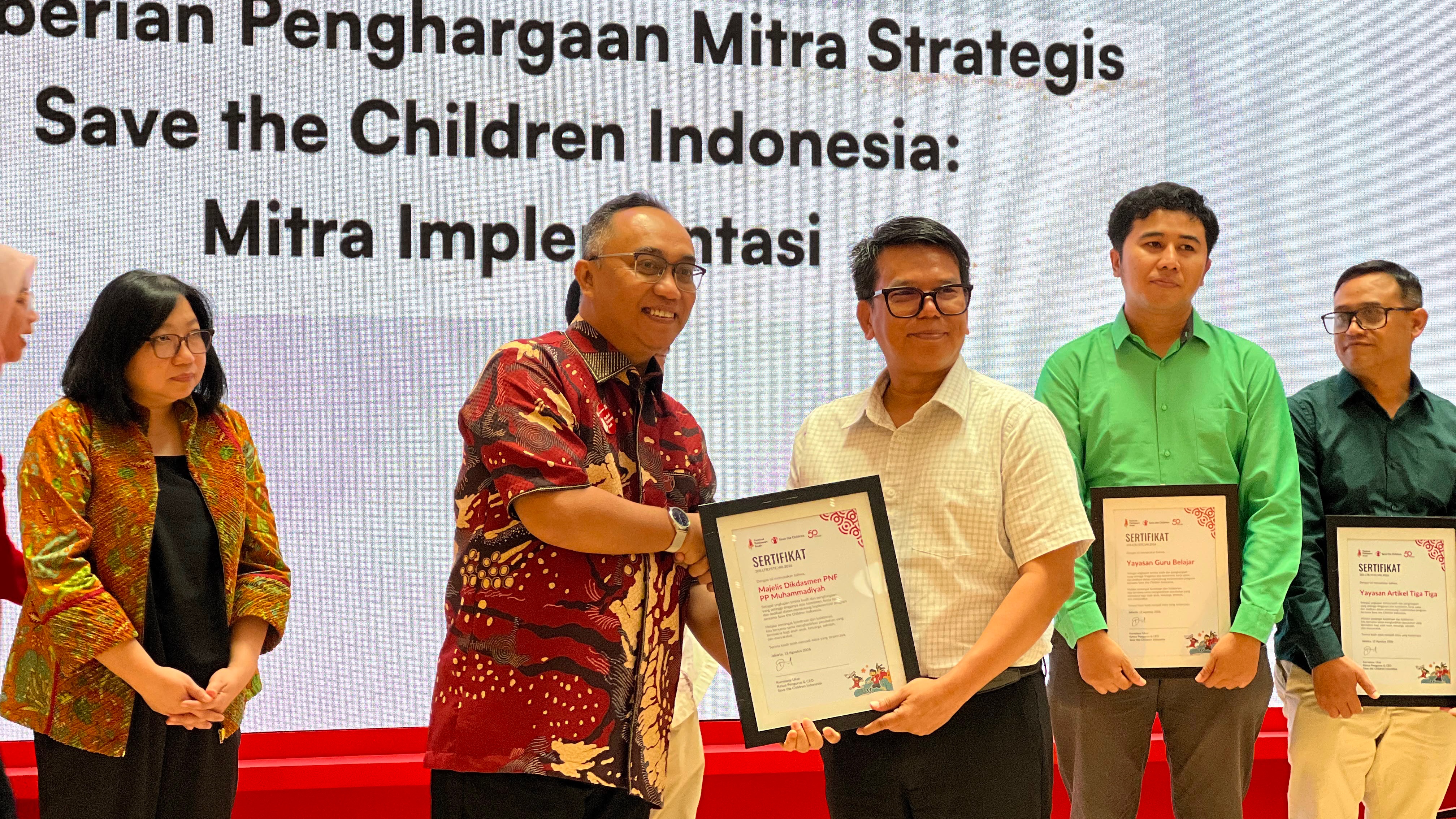 Majelis Dikdasmen & PNF PP Muhammadiyah Terima Penghargaan sebagai Mitra Strategis Save the Children Indonesia