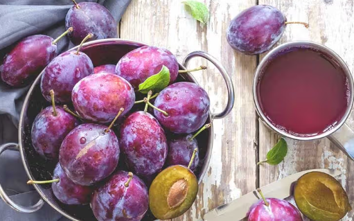 An image of the prune juice: 4/5 healthy drinks for constipation