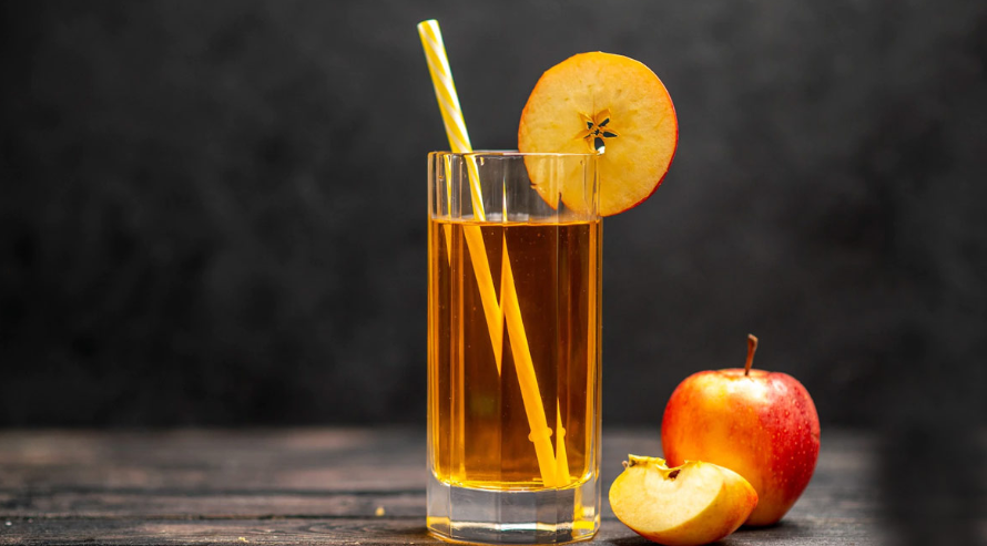 An image of the apple juice: 3/5 healthy drinks for constipation