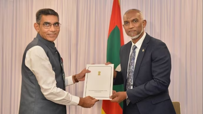 President-elect Mohamed Muizzu with High Commissioner of India to Maldives Munu Mahawar. (Image: X/@ProgressPartyMV)