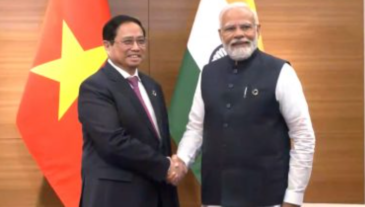 An image of the Prime Ministers of Indian and Vietnam shaking hands.