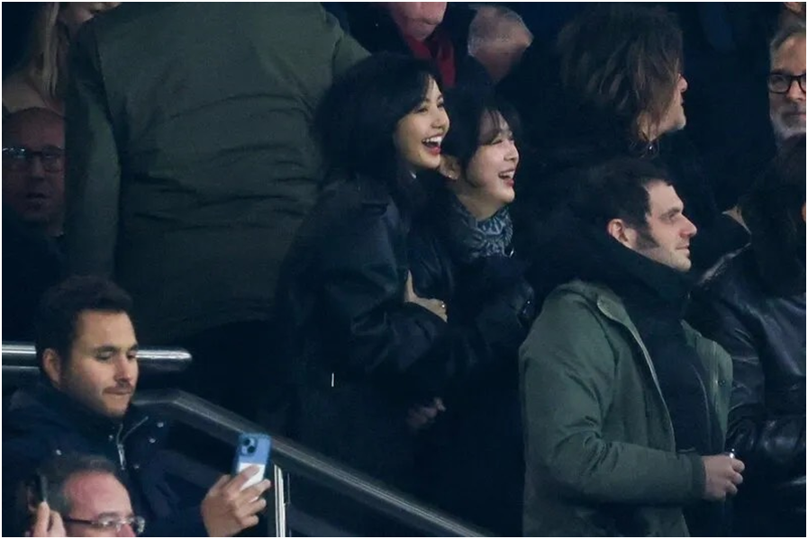 Lisa from Blackpink at the football game see with Norman REEdus