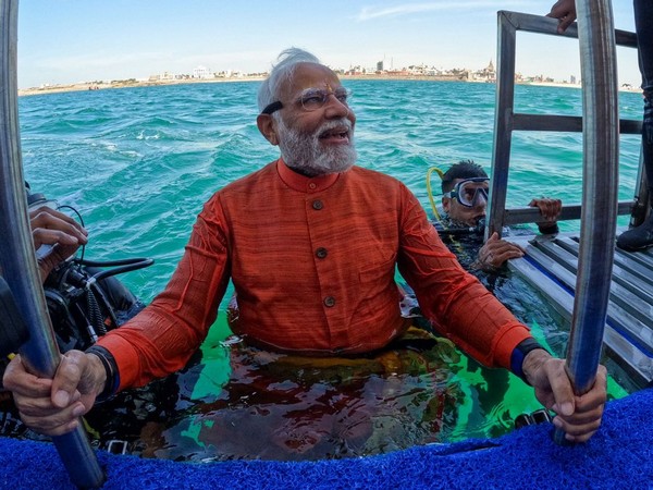 PM diving in Arabian Sea for Dwarka
