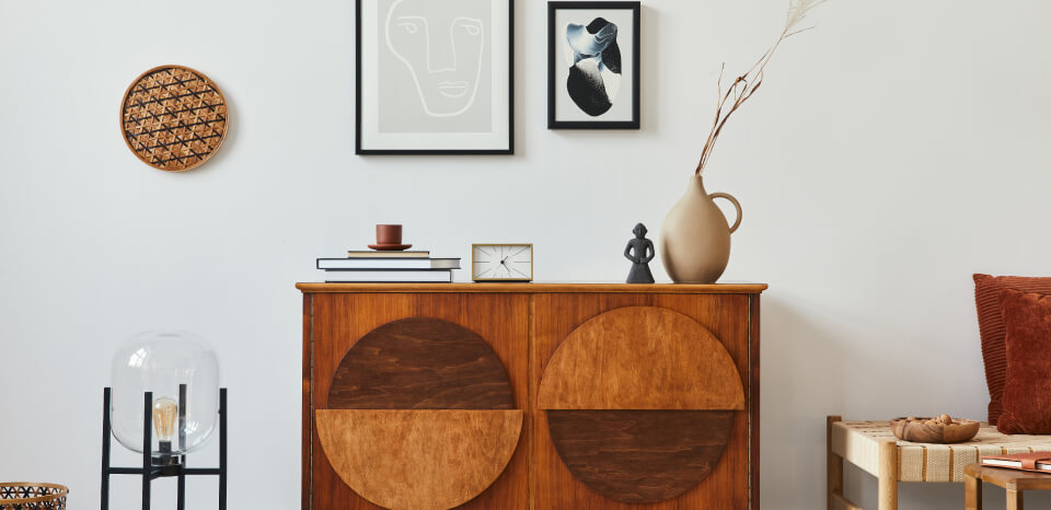 A wooden table with some ornamemnts coated with Sayerlack