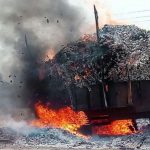 खेत में भूसा बनाते समय ट्रैक्टर-ट्राली में लगी आग से दोनाें जल का भस्म, लाखों की क्षति