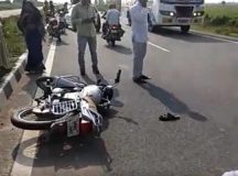 सडक हादसे में बाइक सवार युवक की मौत, दूसरा साथी गंभीर रूप से घायल