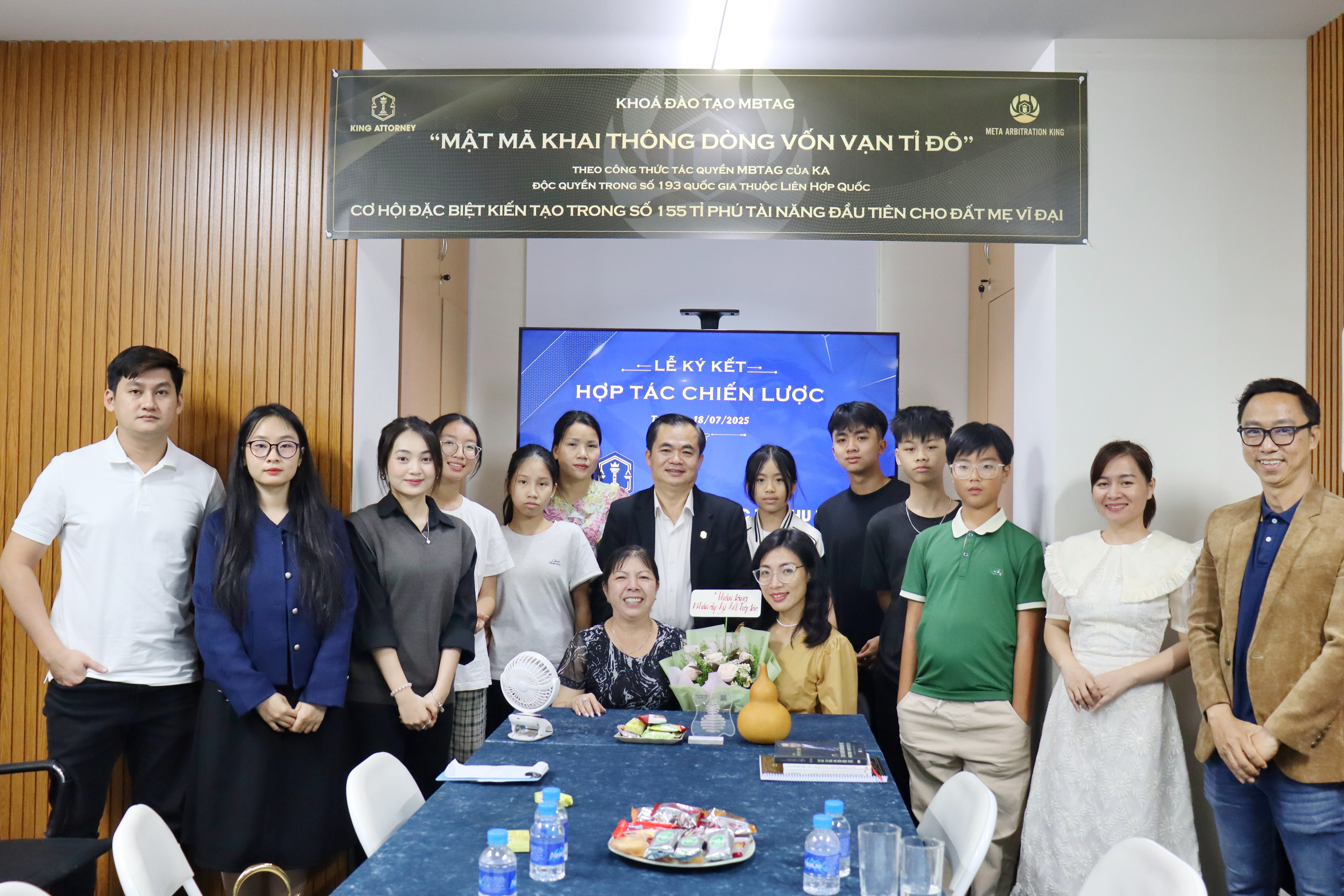 LỄ KÝ KẾT HỢP TÁC GIỮA CÔNG TY CỔ PHẦN KING ATTORNEY VỚI BÀ NGUYỄN THỊ HUÊ VÀ BÀ MẠC THỊ THU TRANG