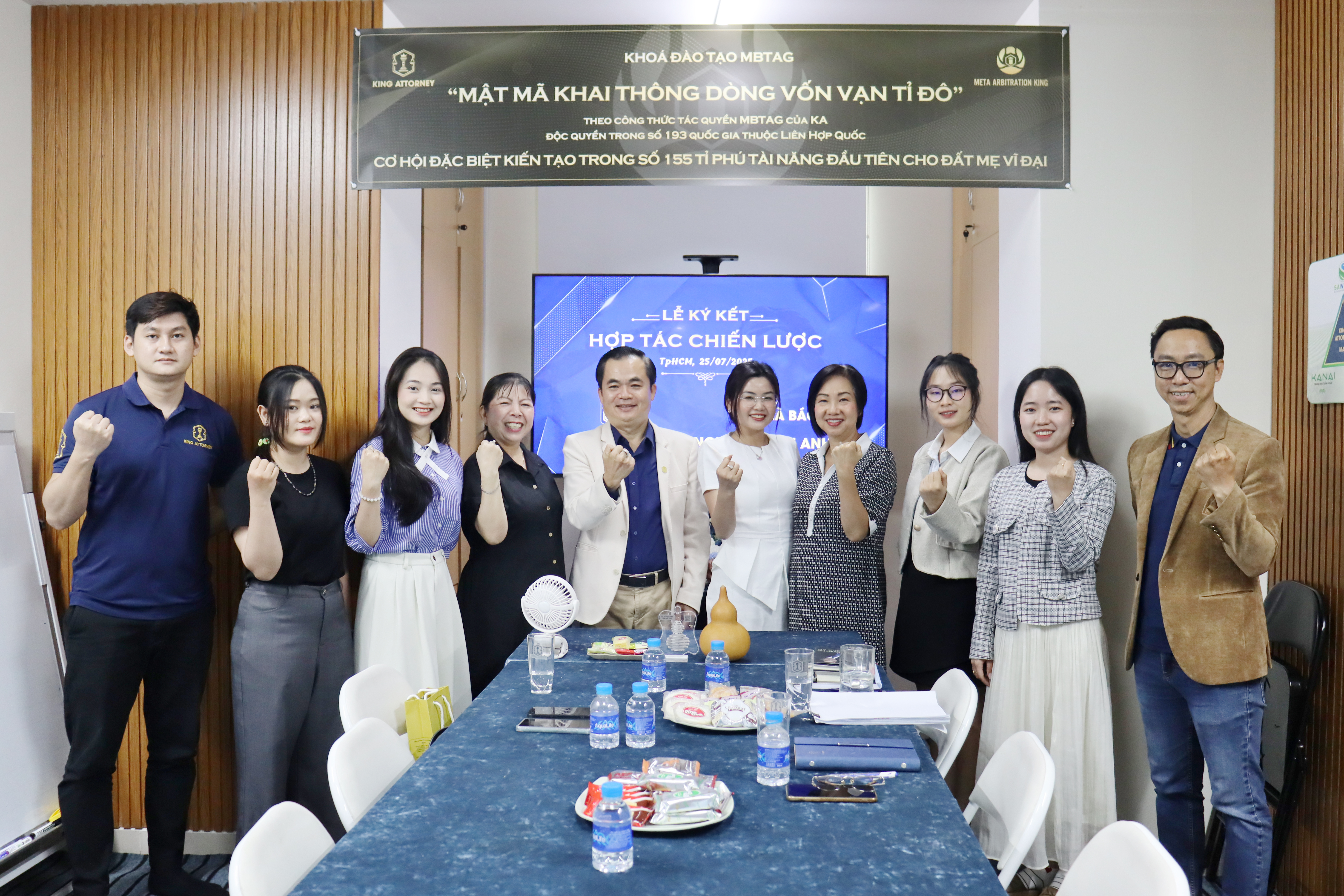 LỄ KÝ KẾT HỢP TÁC GIỮA CÔNG TY CỔ PHẦN  KING ATTORNEY VỚI NHÀ BÁO NGUYỄN LÊ THỊ ANH NHƯ THUỘC BÁO PHÁP LUẬT VIỆT NAM