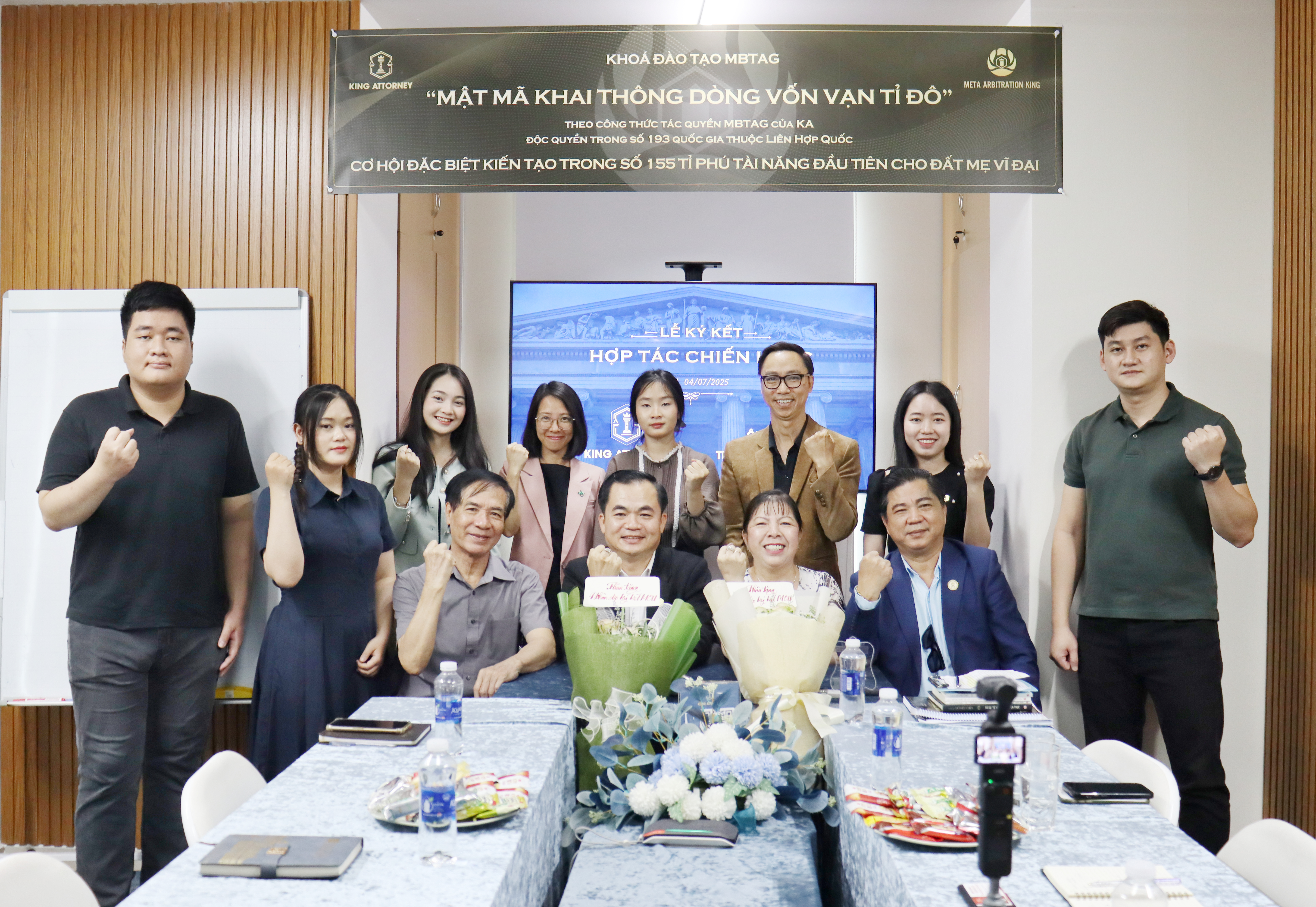 LỄ KÝ KẾT HỢP TÁC GIỮA CÔNG TY CỔ PHẦN  KING ATTORNEY VỚI ÔNG TIẾN SĨ KHOA HỌC MAI THANH HẢI VÀ ÔNG TRỊNH CHÍ HOA - PHÓ CT HỘI DOANH NGHIỆP QUẢNG ĐÔNG TẠI VIỆT NAM