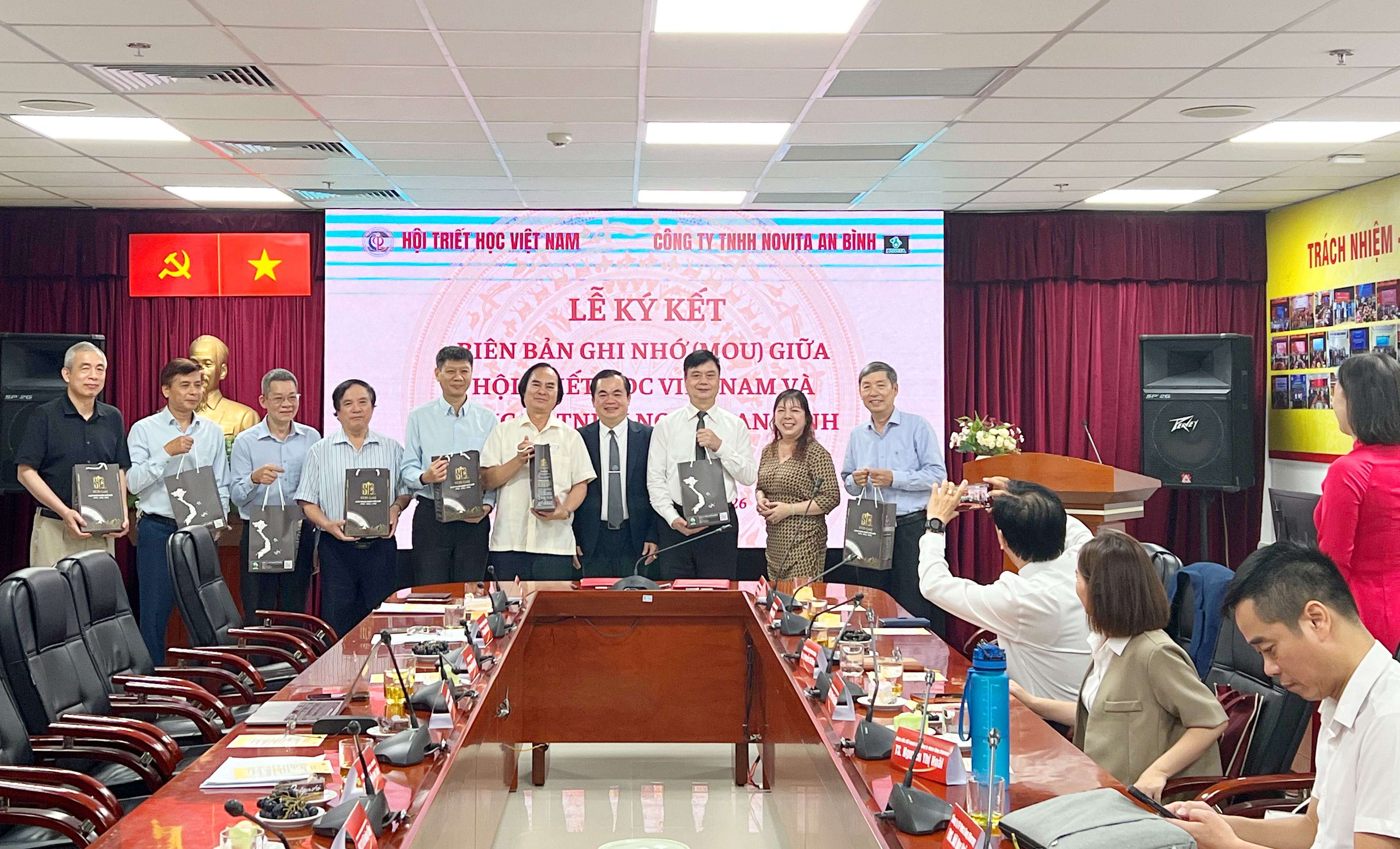 TÍCH HỢP ĐỐI TÁC CHIẾN LƯỢC HỘI TRIẾT HỌC VIỆT NAM ĐỂ THÚC ĐẨY ĐỀ ÁN KINH TẾ TÁI SINH QUỐC GIA CỦA HỆ SINH THÁI MKA-MAK-NVT