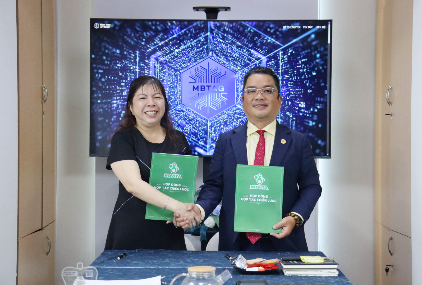 LỄ KÝ KẾT HỢP TÁC KINH DOANH TRỊ GIÁ 5 TRIỆU US$ GIỮA HỆ SINH THÁI MKA-MAK-NVT VÀ THS. LS. NGUYỄN HỒ ZDU, HƯỚNG ĐẾN TRIỂN KHAI VỮNG CHẮC TRONG SỐ 155 NỀN TẢNG (PLATFORM) PHÁP LÝ KINH DOANH