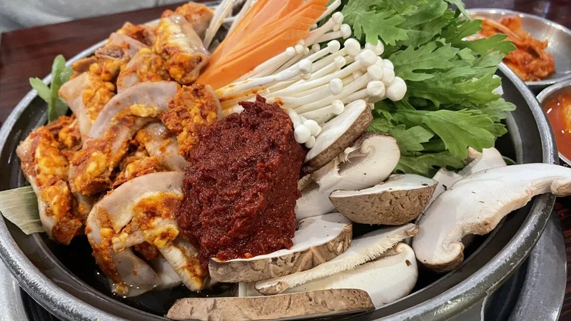 Gopchang Jeongol (Spicy Beef Intestine Hot Pot) (L)