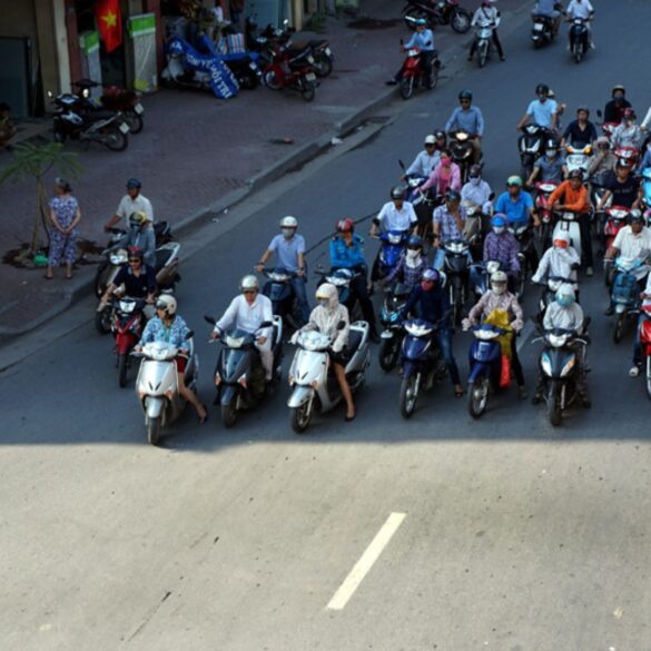 Dừng xe ở bóng râm chờ đèn đỏ có bị phạt?