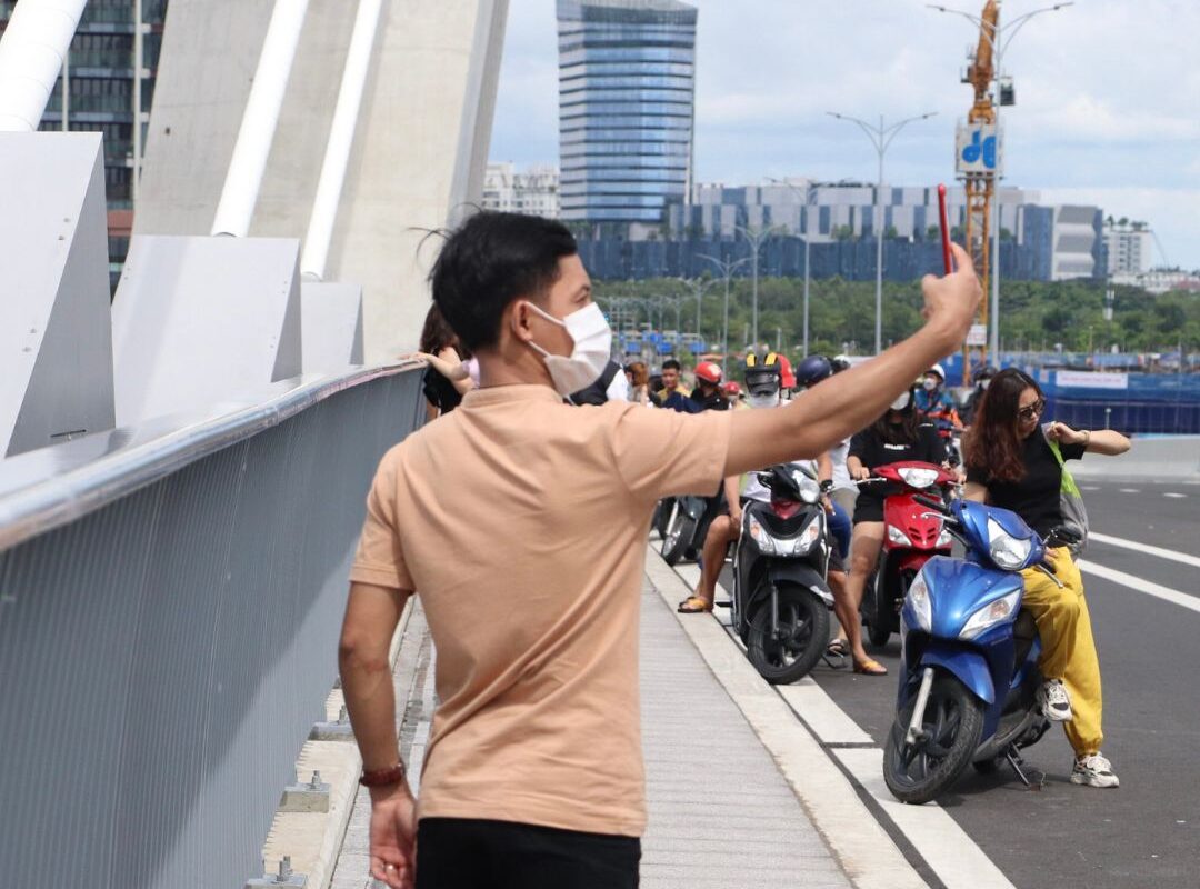 Mức phạt lỗi dừng đỗ xe trên cầu "hóng gió" tại Việt Nam năm 2023