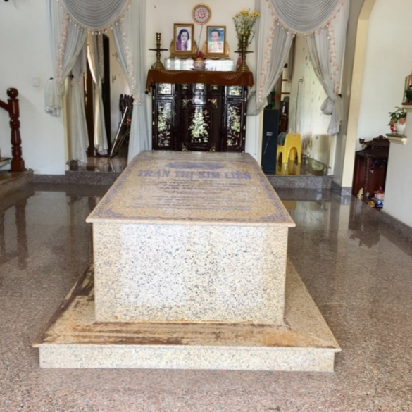 Xây nhà trên đất có mộ có bị phạt hay không?