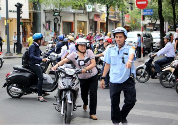 Năm 2023 đậu xe lấn chiếm lòng lề đường phạt bao nhiêu tiền