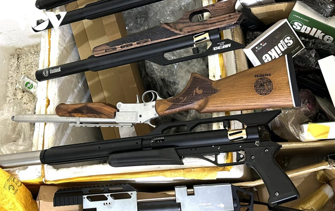 Hành vi mua bán súng quân dụng trái phép bị xử lý ra sao