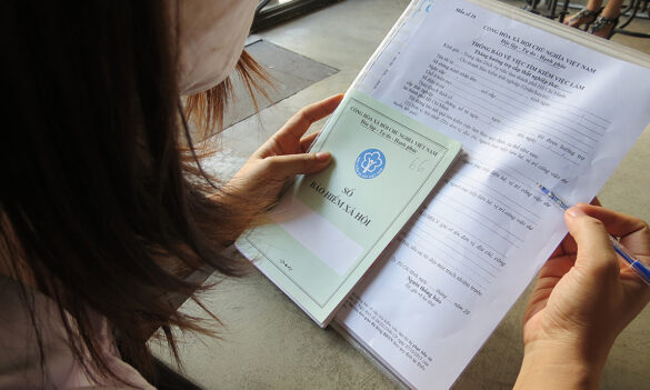 Có thể nhờ người lấy sổ bảo hiểm xã hội được không 2023?