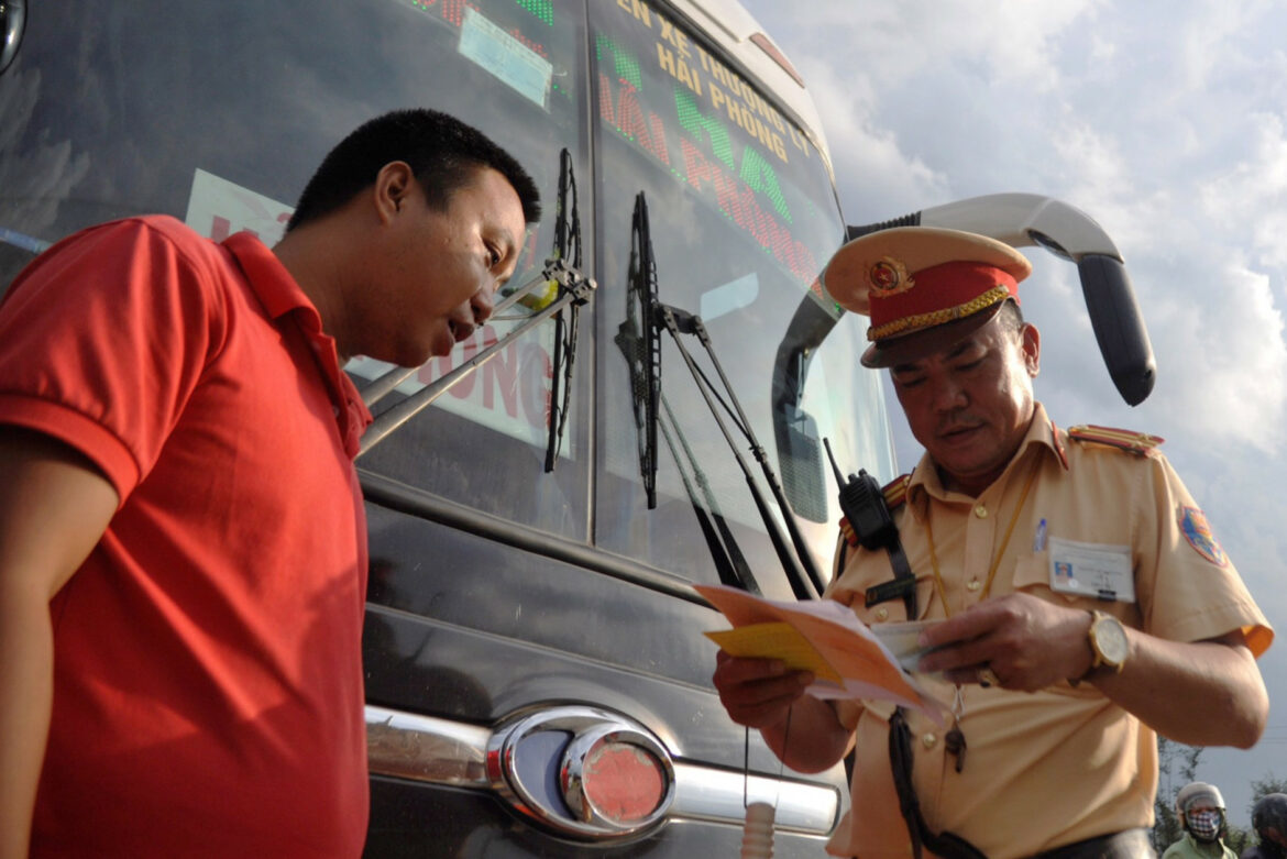 Những lỗi bị giữ bằng lái xe máy hiện nay