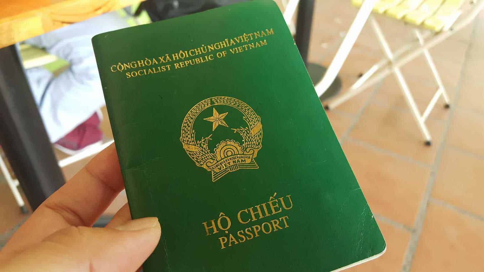 Nhờ người thân lấy hộ chiếu được không?