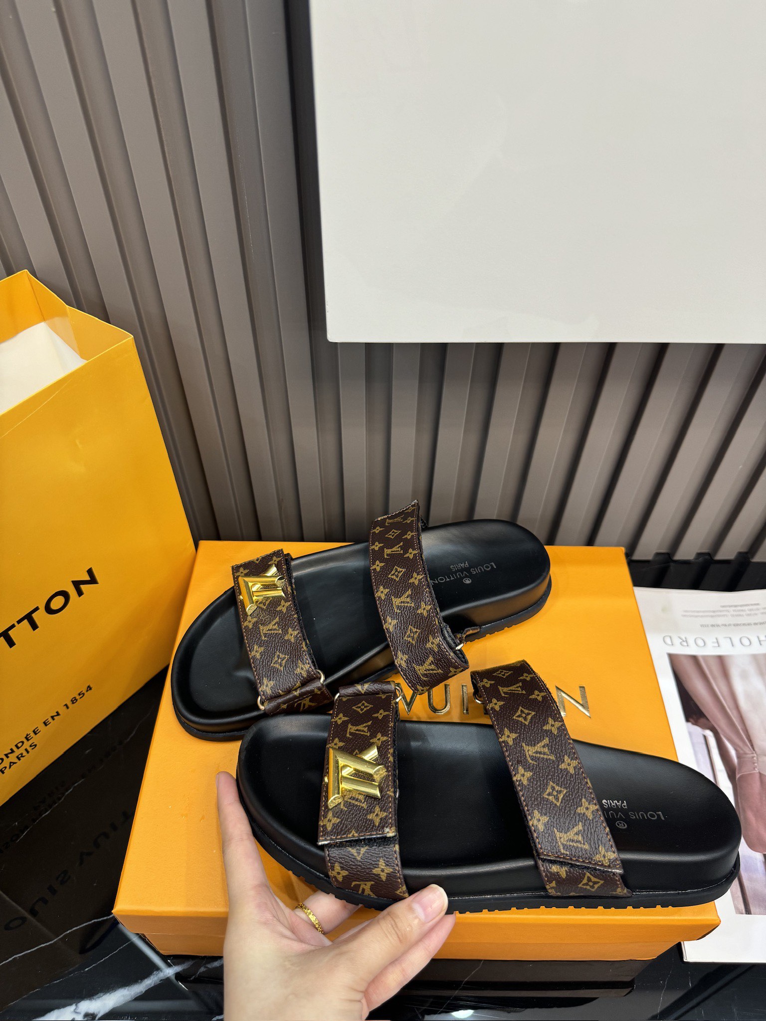 D592G Louis Vuitton Slippers 42$ gallery