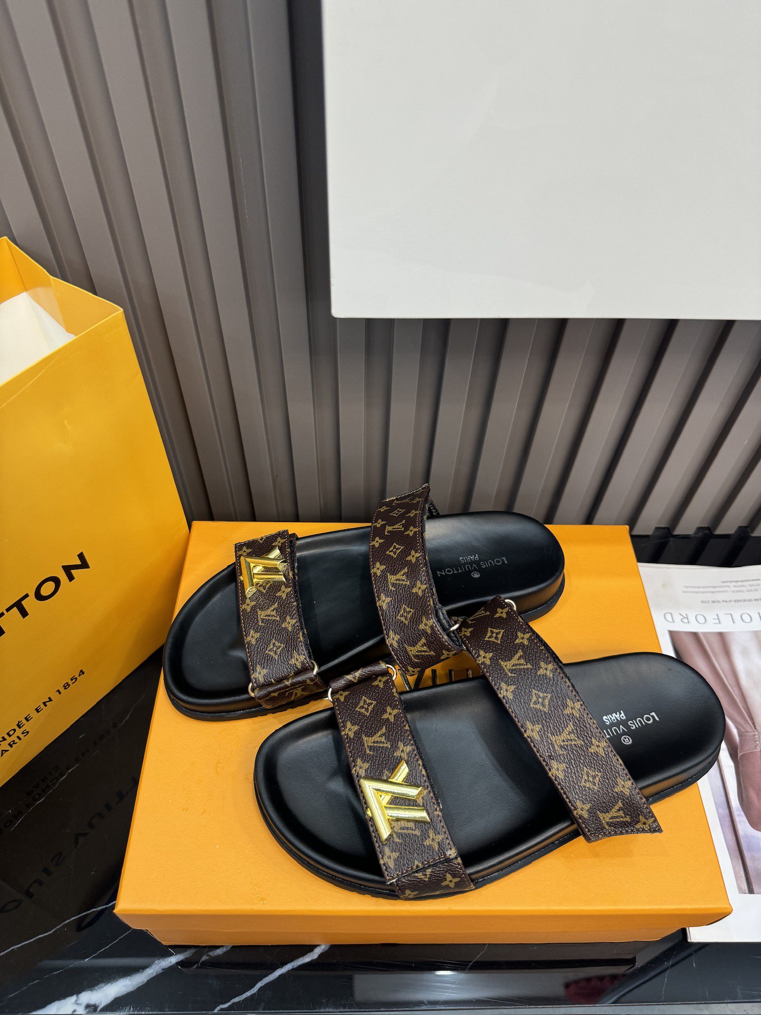 D592G Louis Vuitton Slippers 42$ gallery