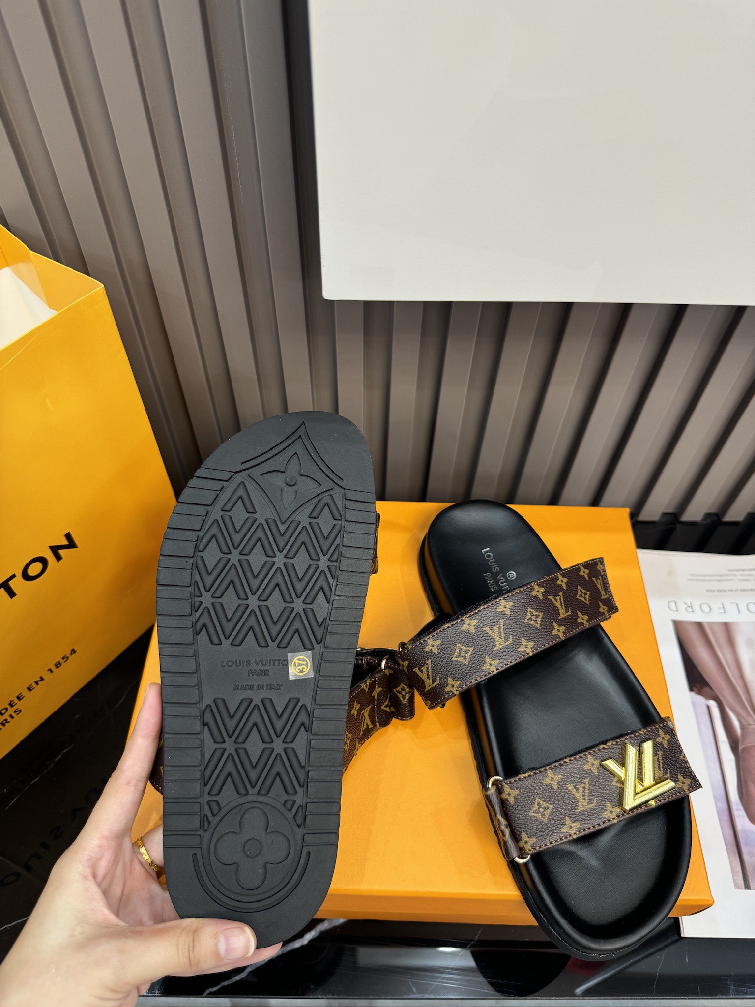 D592G Louis Vuitton Slippers 42$ gallery