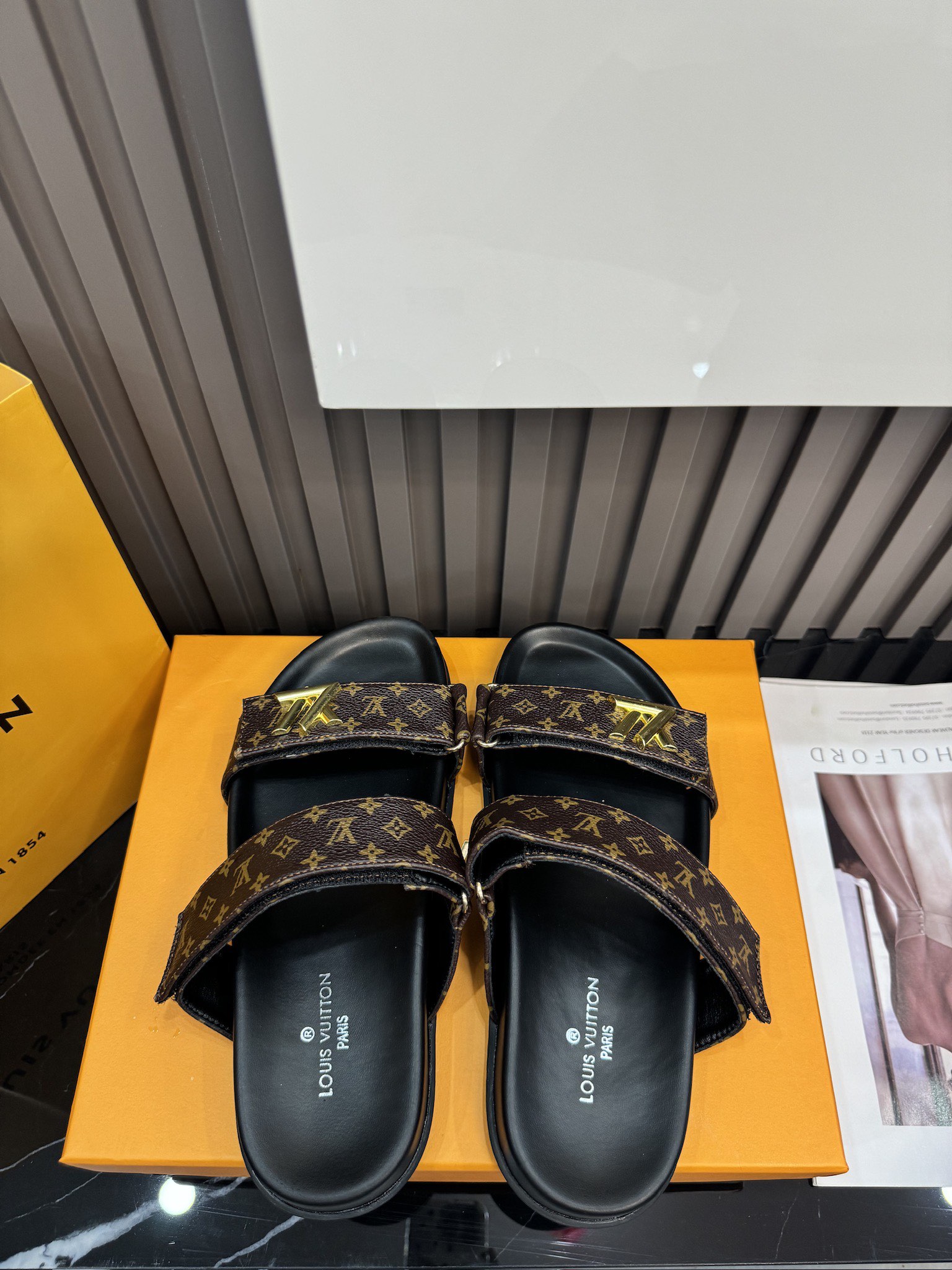 D592G Louis Vuitton Slippers 42$ gallery