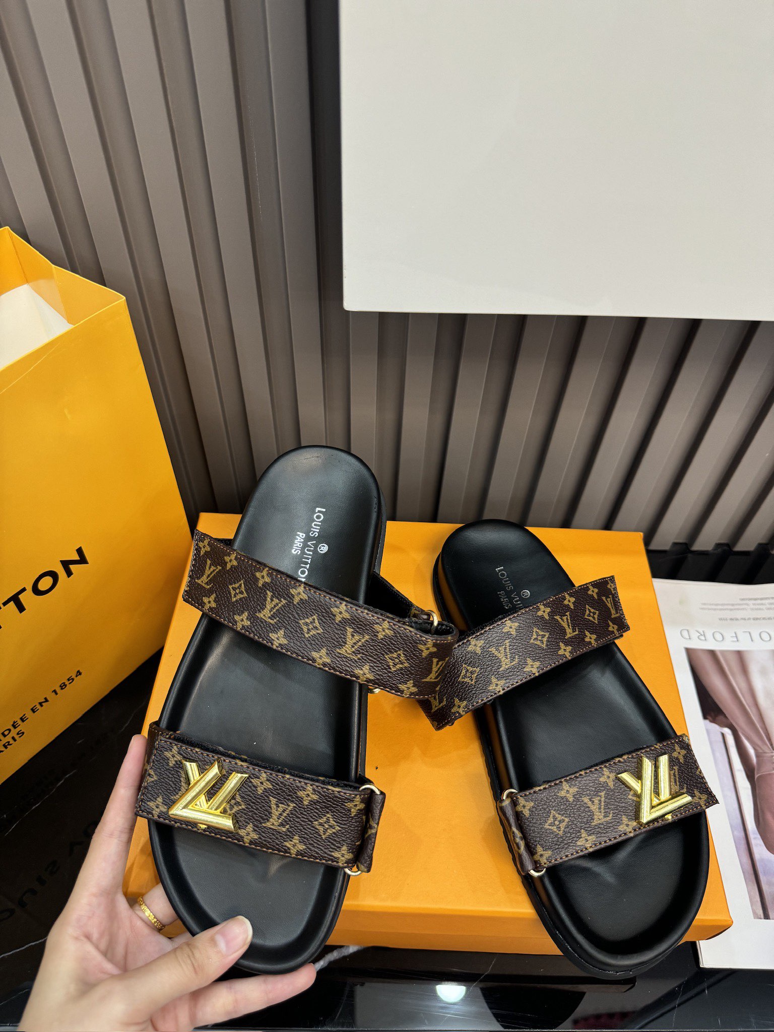 D592G Louis Vuitton Slippers 42$ gallery