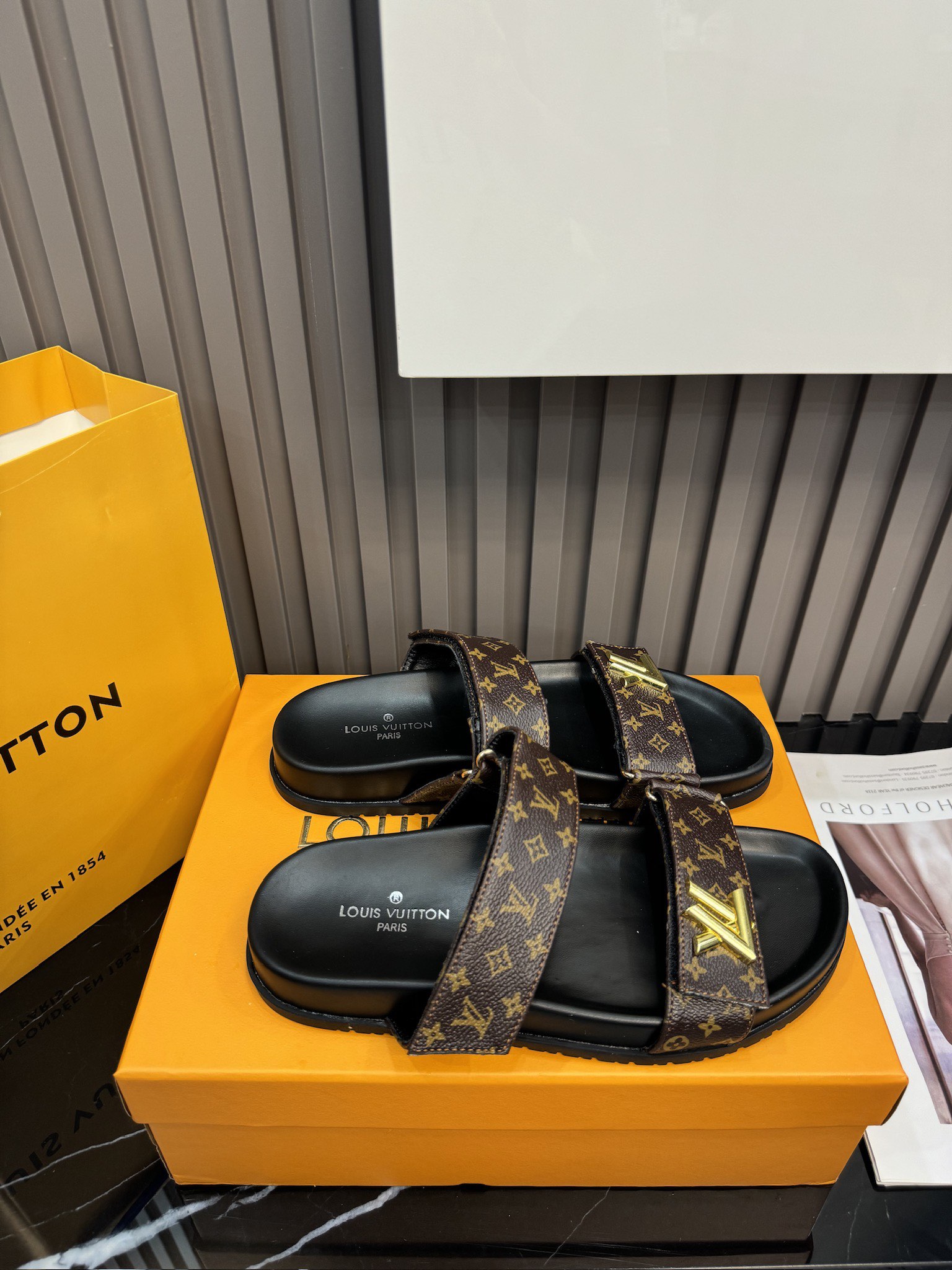 D592G Louis Vuitton Slippers 42$ gallery
