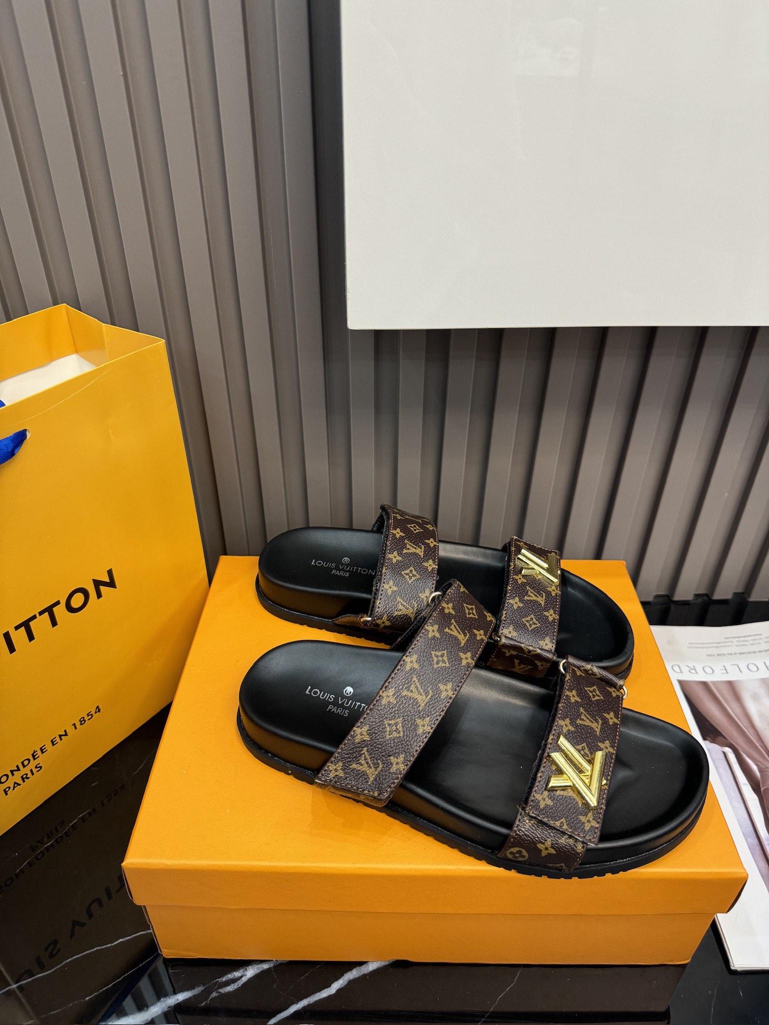 D592G Louis Vuitton Slippers 42$ gallery