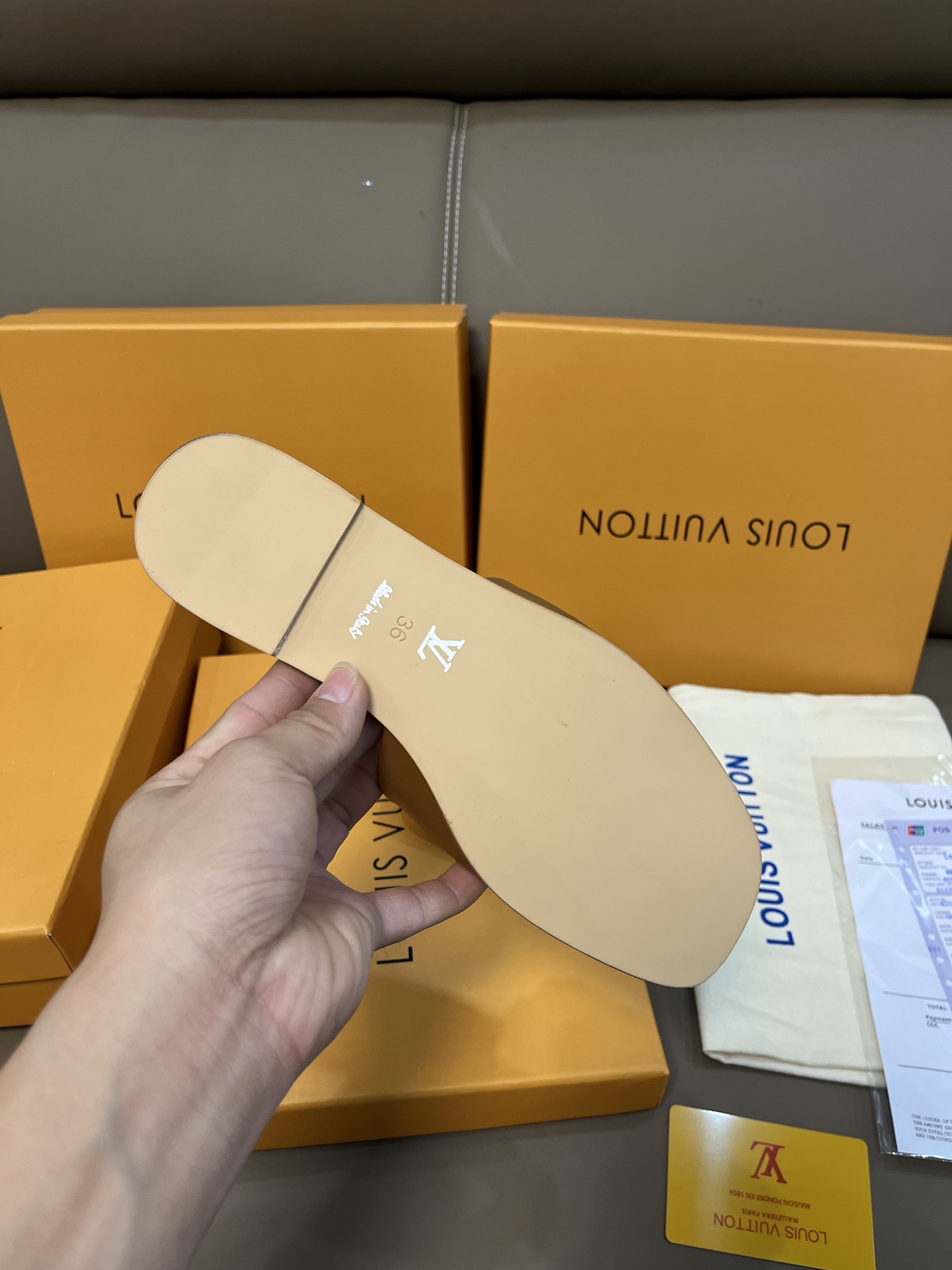 D594G Louis Vuitton Slippers 36.9$ gallery