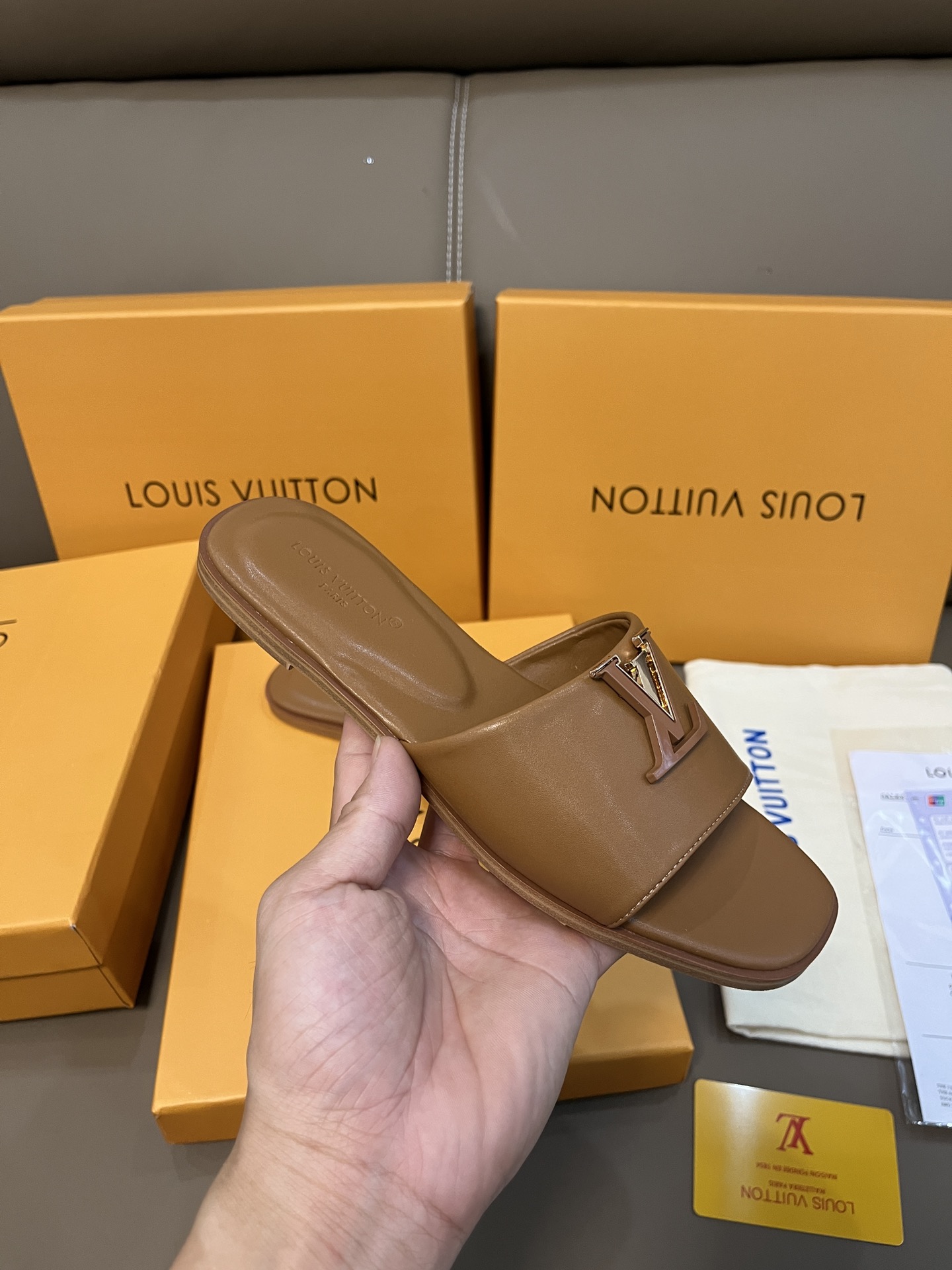 D594G Louis Vuitton Slippers 36.9$ gallery