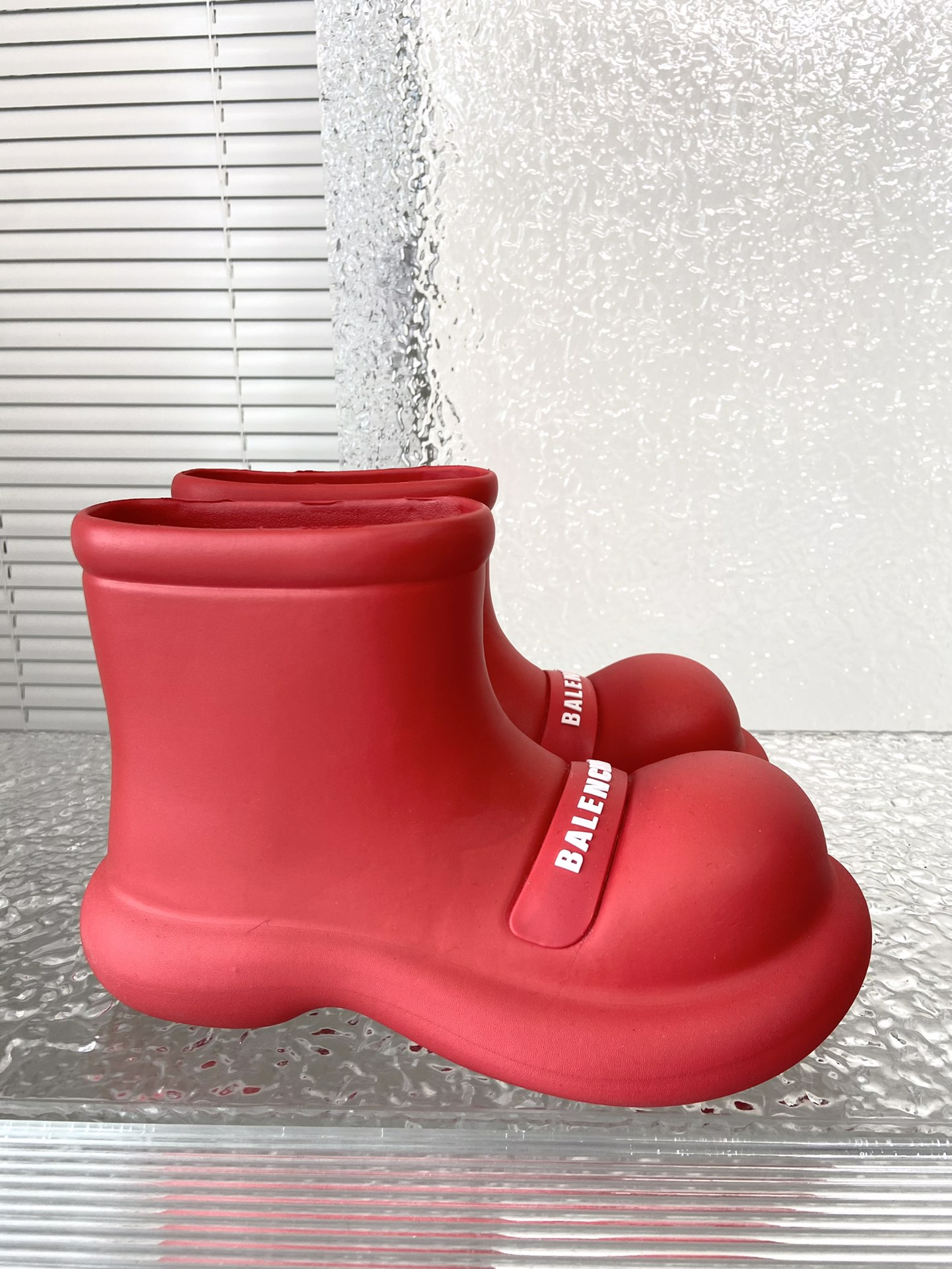 G81Z Balenciag TROOPER $42 gallery