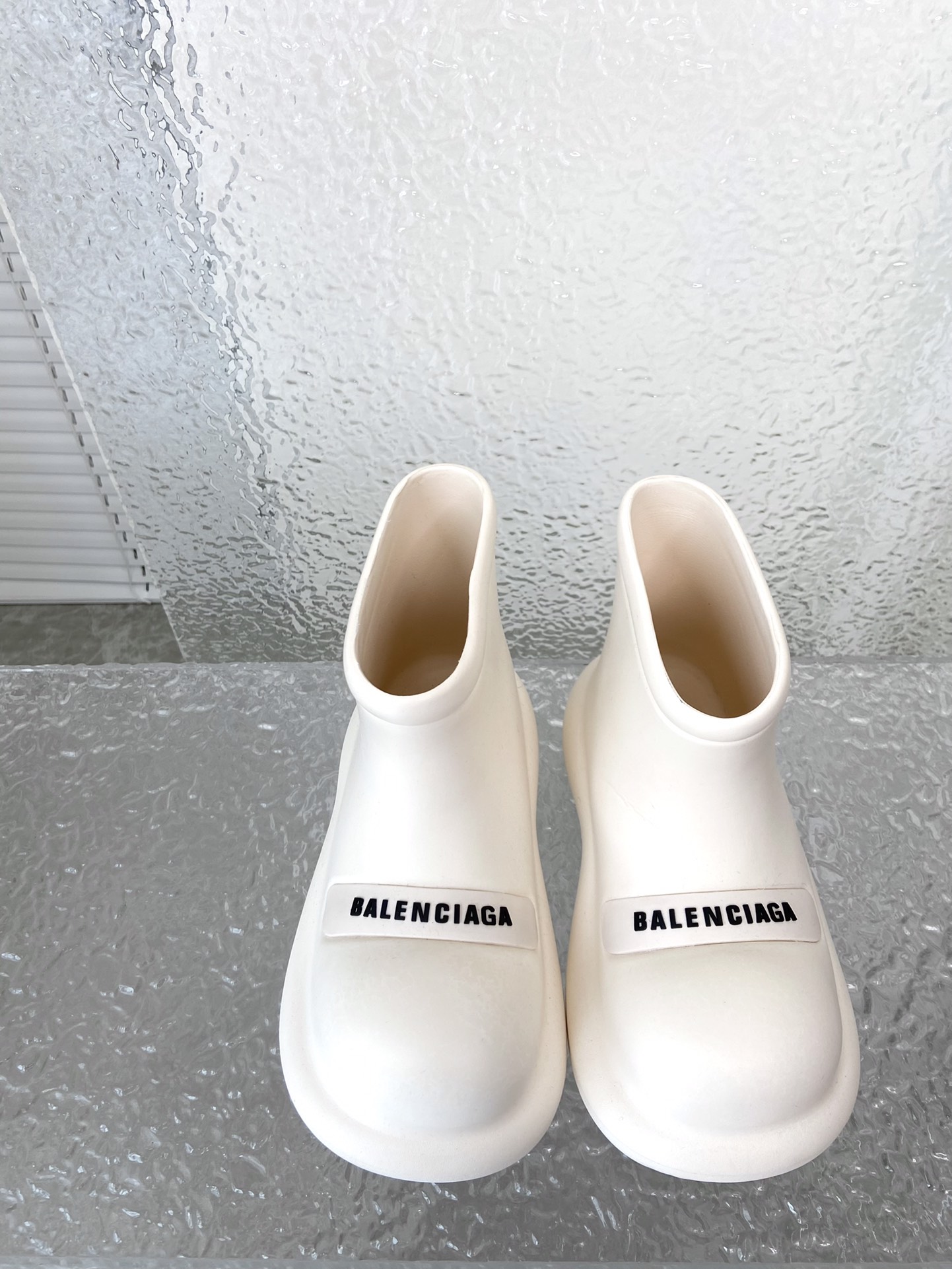 G81Z Balenciag TROOPER $42 gallery