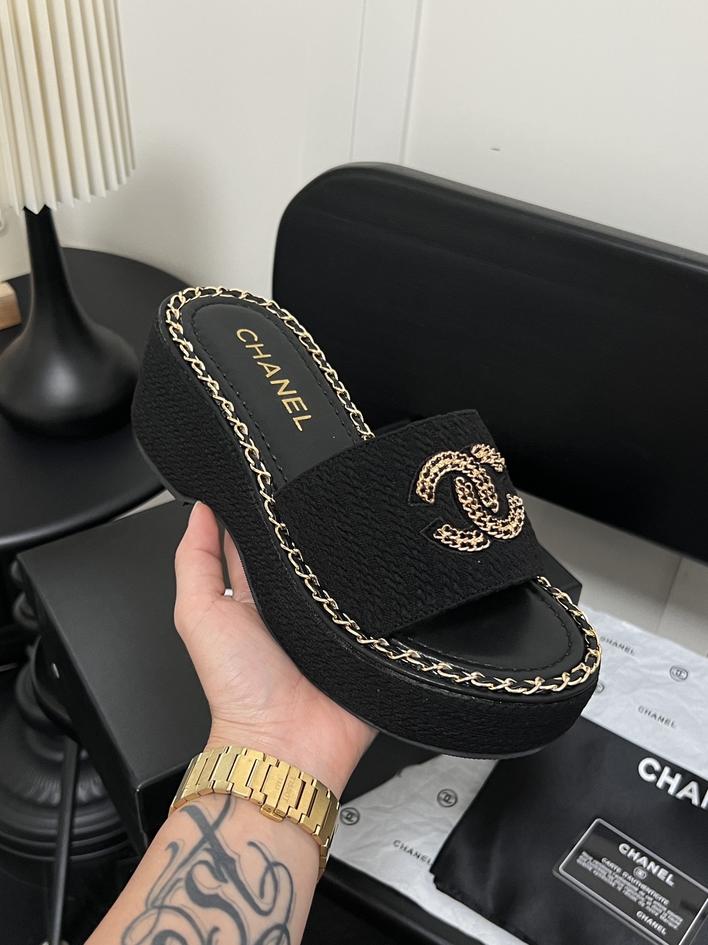 HZ105 Chanel Diamond-patterned double C platform slippers 56.9$ gallery