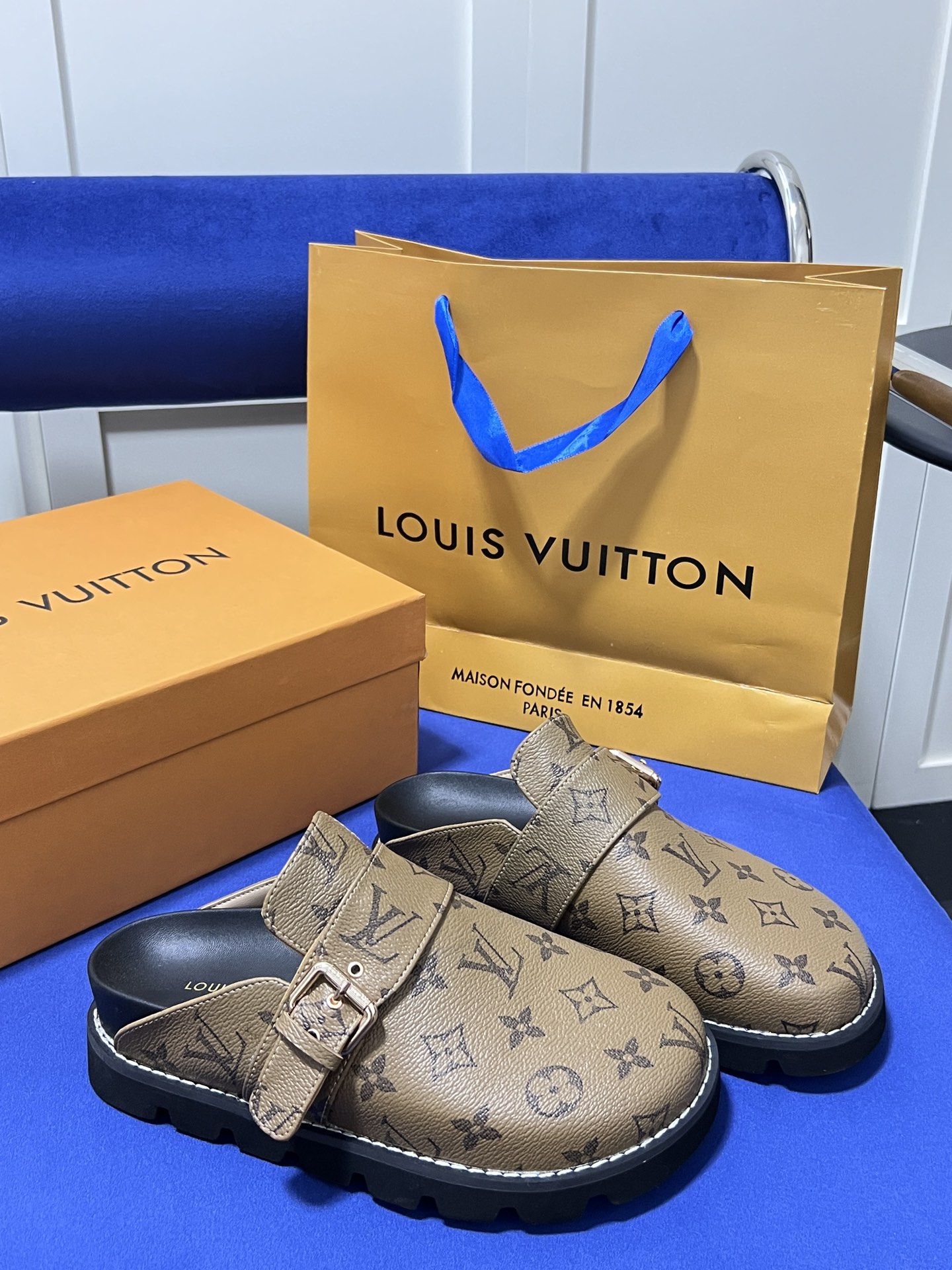 V216P LOUIS VUITTON slippers $52 gallery