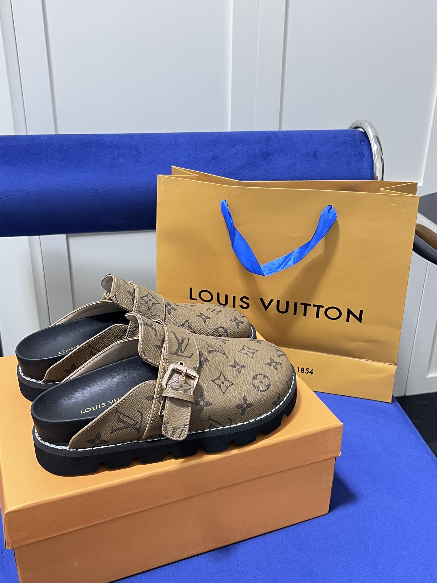 V216P LOUIS VUITTON slippers $52 gallery