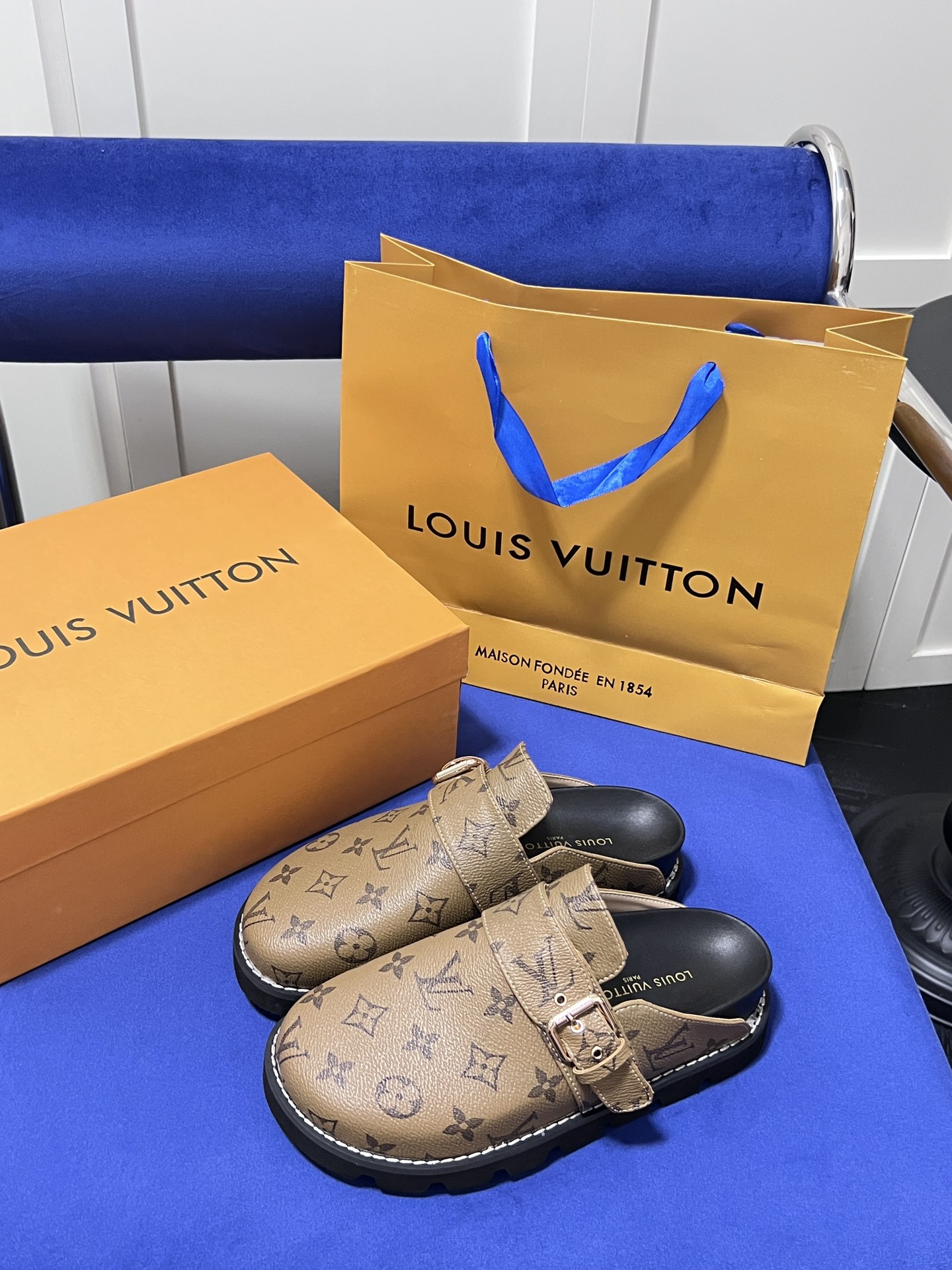 V216P LOUIS VUITTON slippers $52 gallery