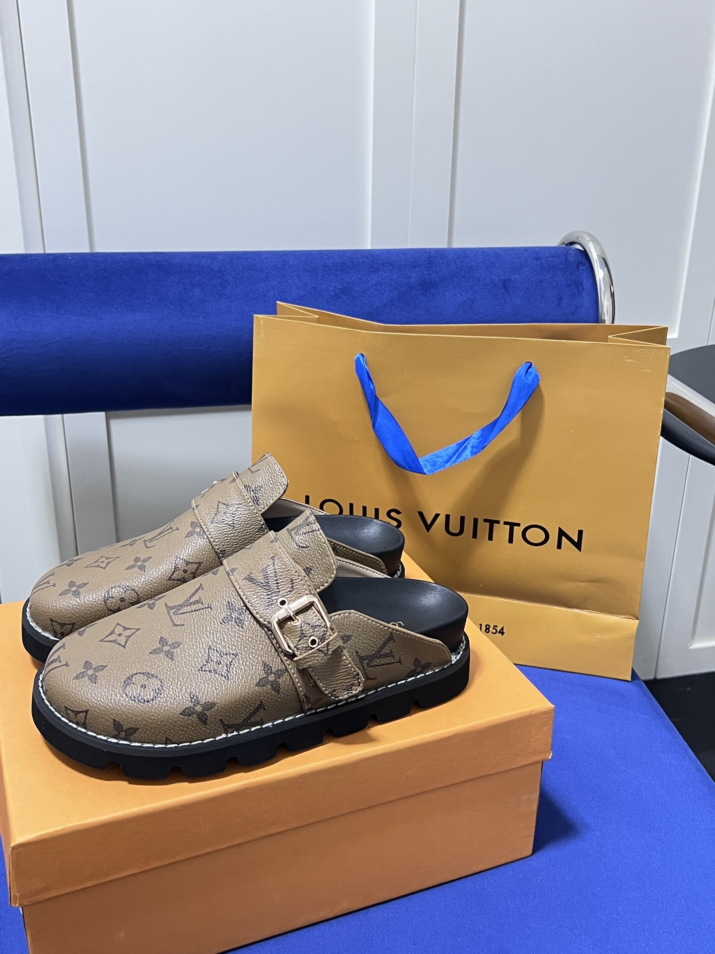 V216P LOUIS VUITTON slippers $52 gallery