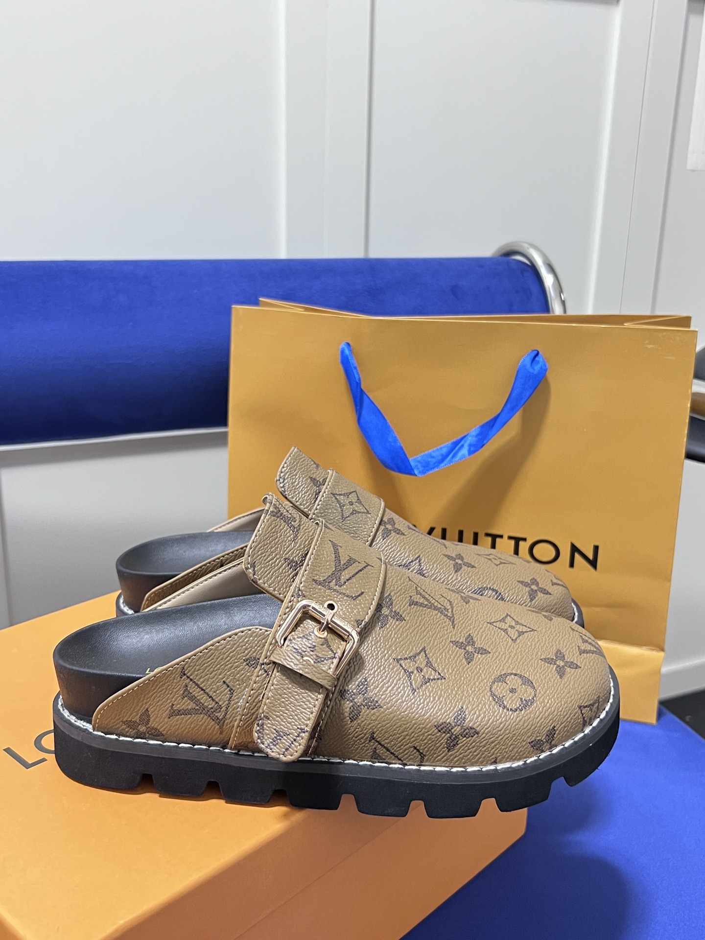 V216P LOUIS VUITTON slippers $52 gallery