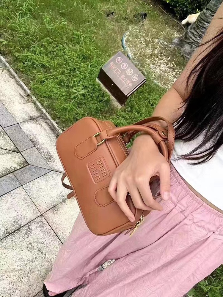 ZH011 Miu Miu Handbag 45$ gallery