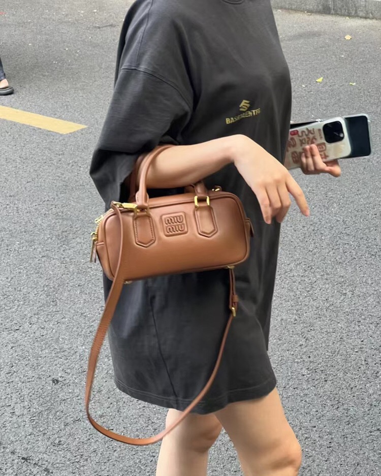 ZH011 Miu Miu Handbag 45$ gallery